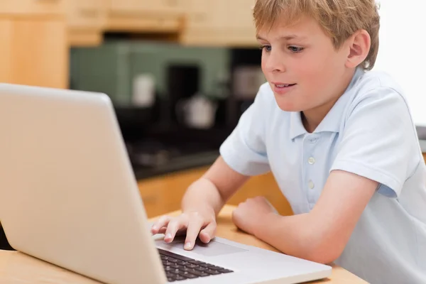 Веселый мальчик с ноутбуком — стоковое фото