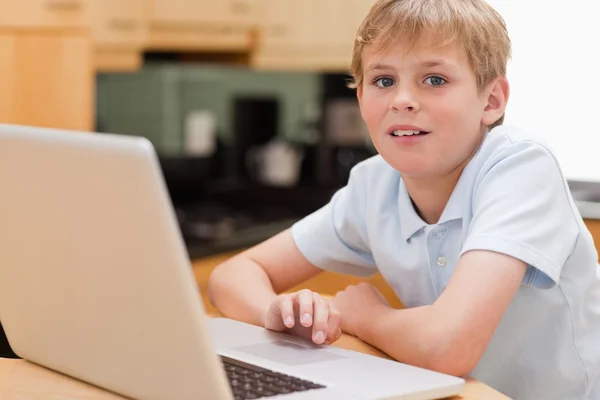 Bir dizüstü bilgisayar kullanarak tatlı çocuk — Stok fotoğraf