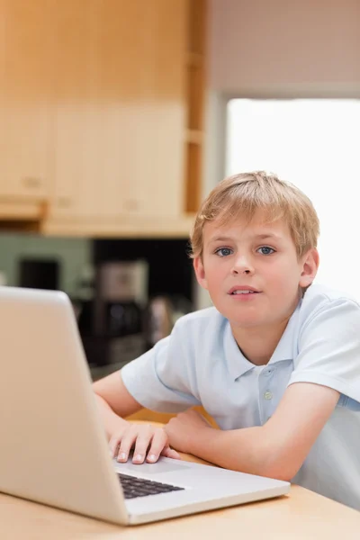 Portret van een jongen die een laptop gebruiken — Stockfoto