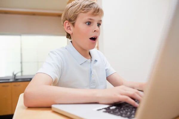Sürpriz çocuğa bir dizüstü bilgisayar kullanarak — Stok fotoğraf