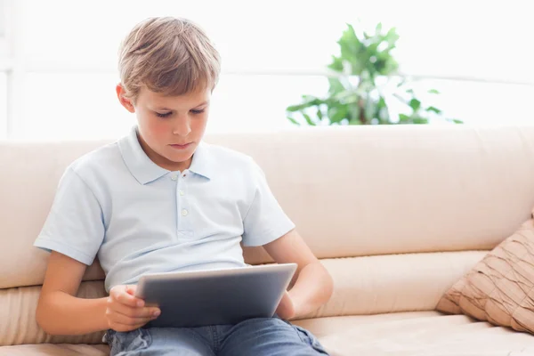 Ładny chłopiec przy użyciu komputera typu tablet — Zdjęcie stockowe