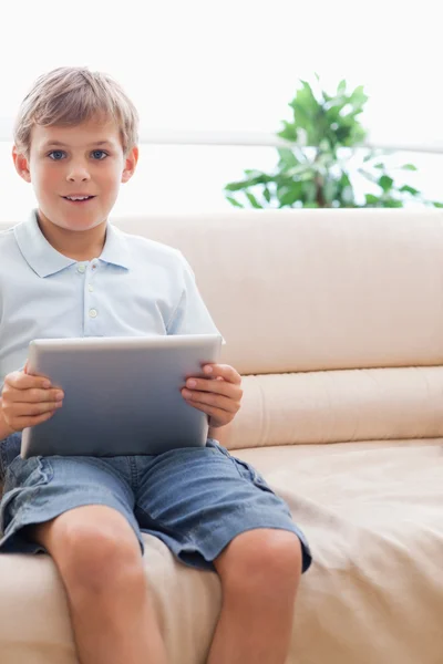 Porträt eines niedlichen Jungen mit Tablet-Computer — Stockfoto