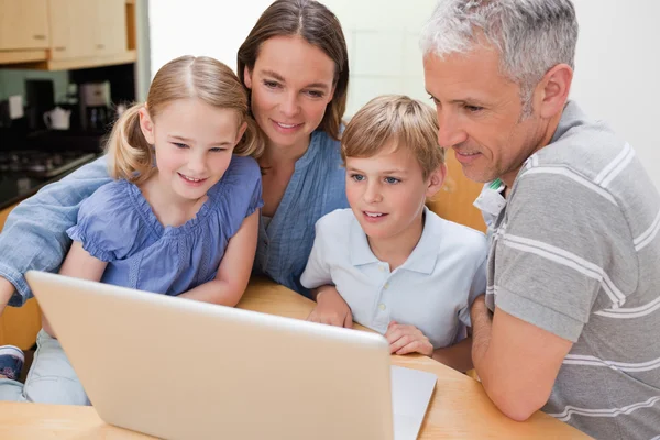 Prachtige familie met behulp van een laptop — Stockfoto
