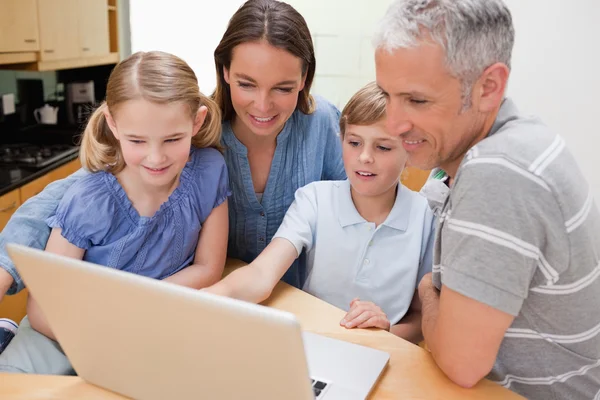 Underbara familj använder en bärbar dator — Stockfoto