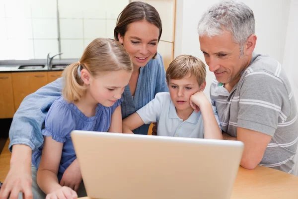 Charmant familie met behulp van een laptop — Stockfoto