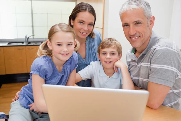 Γοητευτικό οικογένεια χρησιμοποιώντας ένα φορητό υπολογιστή — Φωτογραφία Αρχείου