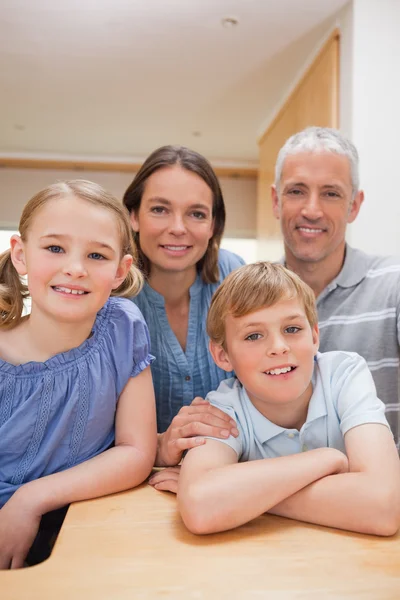 Portrait of a family posing in a kitchen — Stock Photo, Image