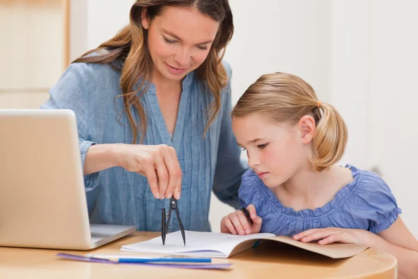 Moeder haar dochter haar huiswerk helpen — Stockfoto