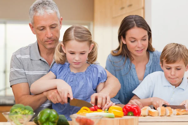 Charmiga familj matlagning tillsammans — Stockfoto