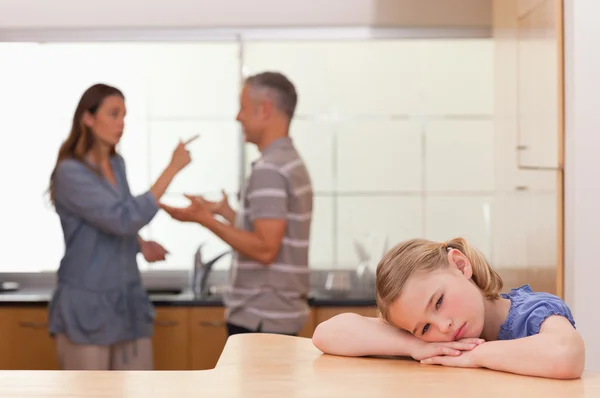 Niña triste escuchando a sus padres discutiendo — Foto de Stock