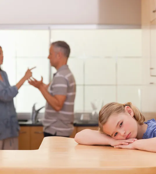 Portret van een triest meisje haar ouders ruzie luisteren — Stockfoto