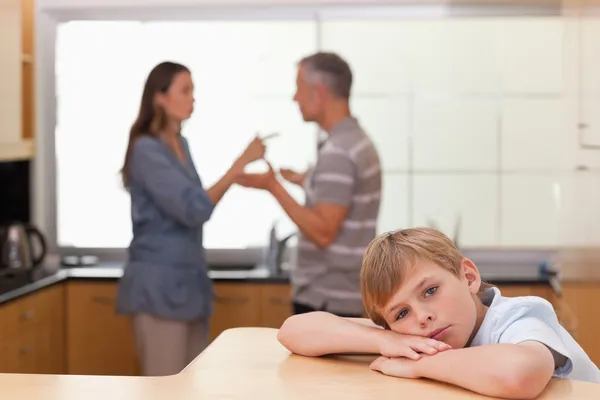 Chłopiec trochę smutny słysząc jego rodziców, twierdząc — Zdjęcie stockowe