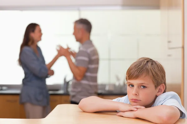 Jestem smutny chłopiec słysząc jego rodziców o argument — Zdjęcie stockowe
