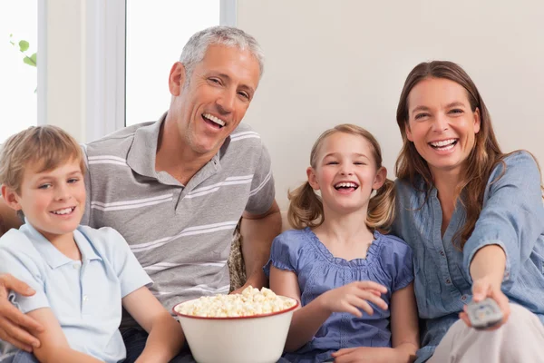 Família assistindo um filme — Fotografia de Stock