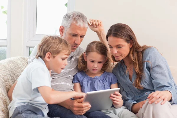 Familia usando una tableta — Foto de Stock