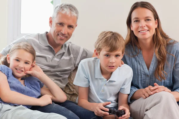 Familia jugando videojuegos — Foto de Stock