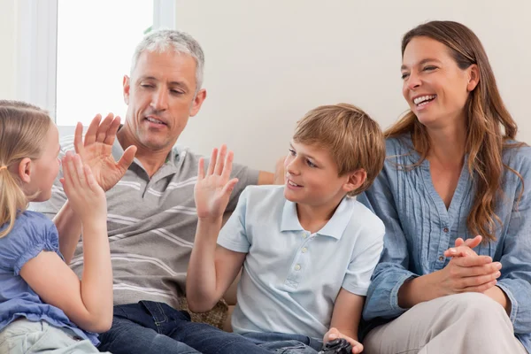 Glad familj spelar TV-spel — Stockfoto