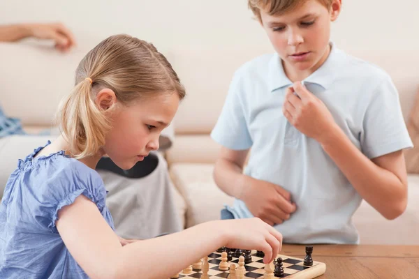 Barn spelar schack — Stockfoto