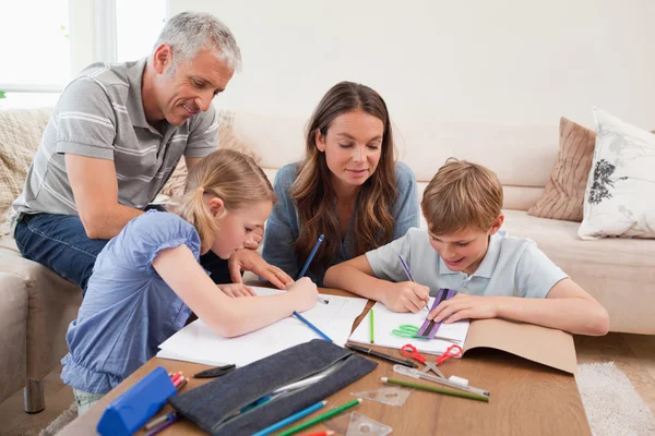 Ebeveynler çocuklarının ödevlerini yapmak için yardım — Stok fotoğraf