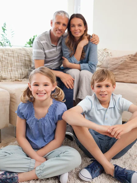 Porträtt av en lycklig familj poserar — Stockfoto
