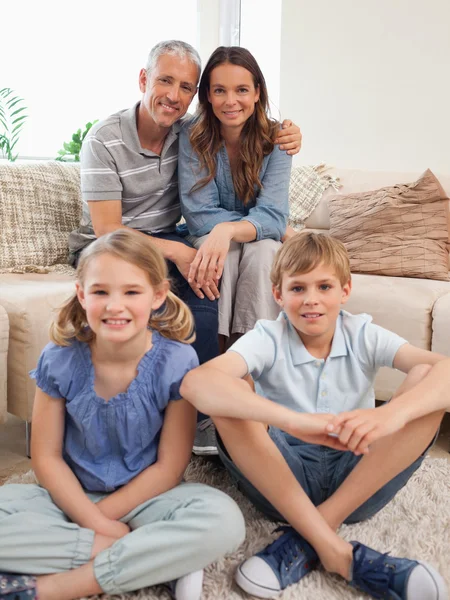 Retrato de una familia posando —  Fotos de Stock