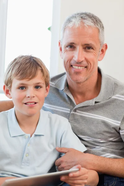 高兴的父亲和他的儿子使用平板计算机的肖像 — 图库照片