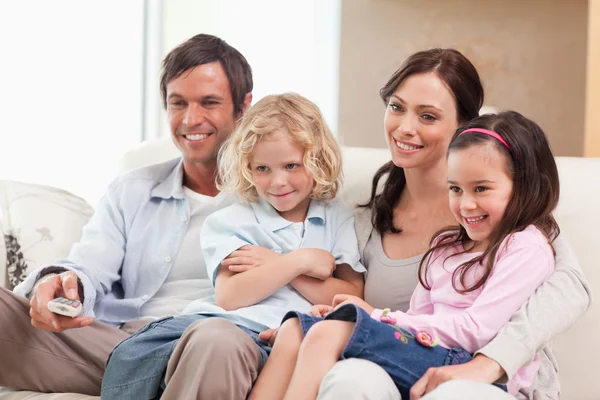 Lachende familie samen tv kijken — Stockfoto
