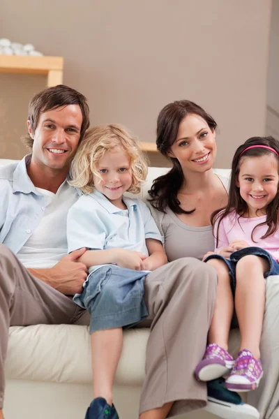 Retrato de uma família assistindo televisão juntos — Fotografia de Stock