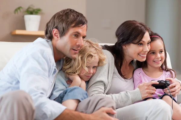 Oynak aile birlikte video oyunları oynama — Stok fotoğraf