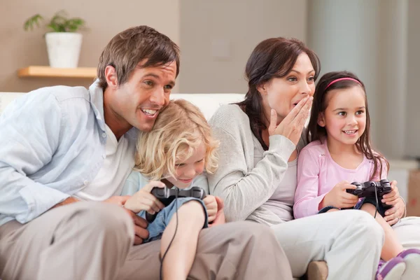 Rekabetçi Aile video oyunları oynarken — Stok fotoğraf