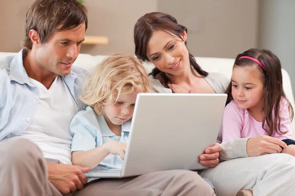 Lugna familjen använder en bärbar dator — Stockfoto