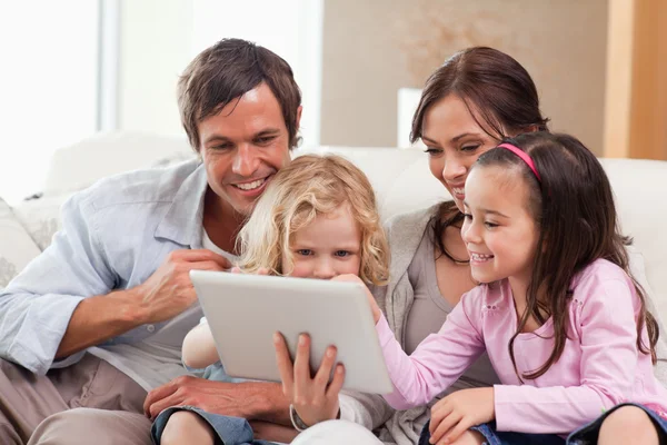 Famille enchantée utilisant une tablette — Photo