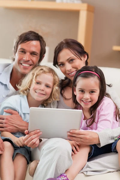 Portret van een familie met behulp van een tablet pc — Stockfoto