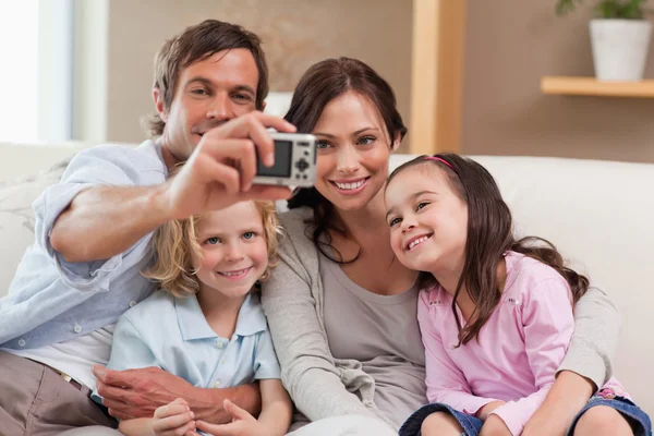 Padre tomando una foto de su familia — Foto de Stock