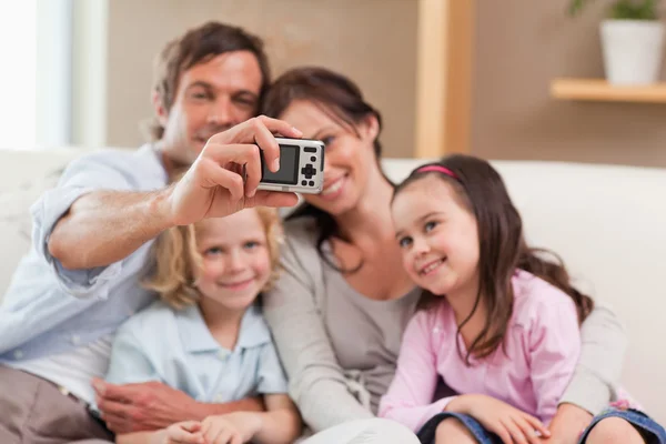 Pai feliz tirando uma foto de sua família — Fotografia de Stock