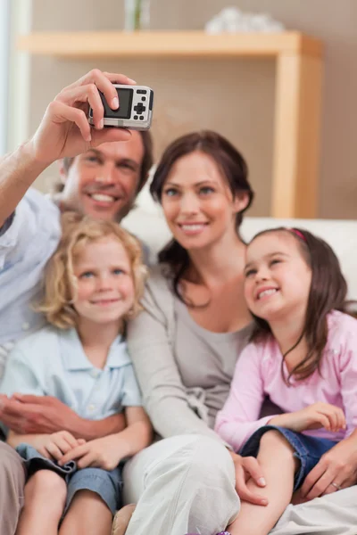 Retrato de um pai tirando uma foto de sua família — Fotografia de Stock