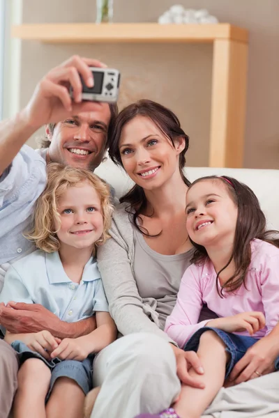 Aile fotoğraf çekerken mutlu baba portresi — Stok fotoğraf