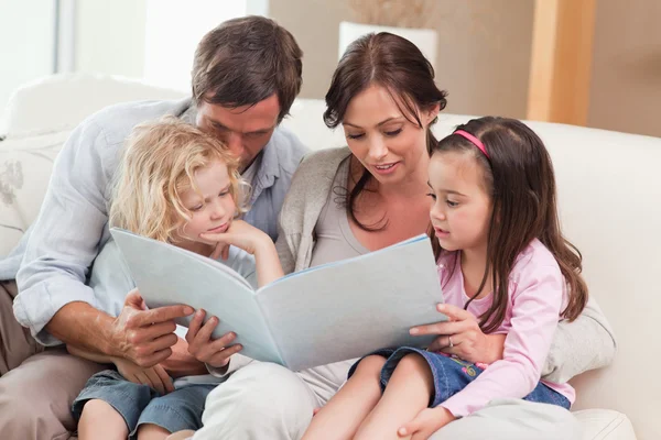 Family looking at a photo album — Stock Photo, Image