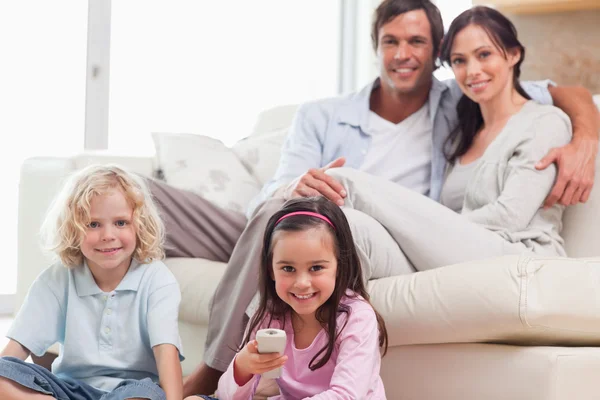 Linda família assistindo televisão — Fotografia de Stock