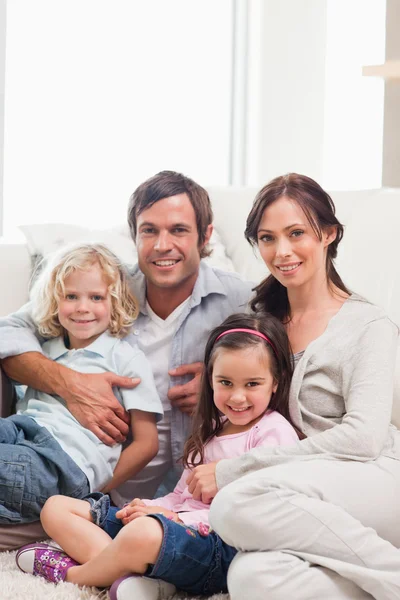 Porträt einer Familie, die es sich auf einem Sofa gemütlich macht — Stockfoto