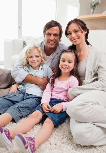 Retrato de uma família relaxante em sua sala de estar — Fotografia de Stock