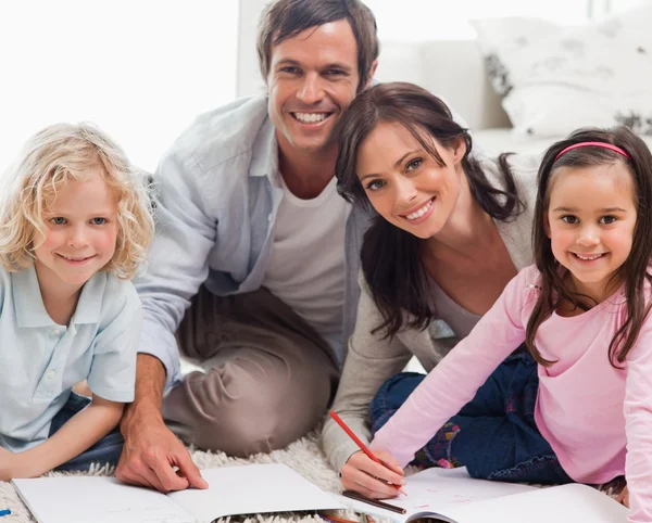 Lachende familie tekenen samen — Stockfoto