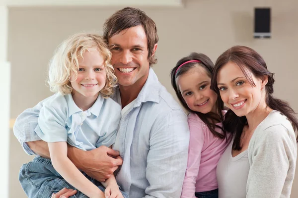 Prachtige familie poseren — Stockfoto