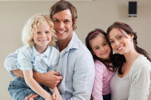 Prachtige familie samen poseren — Stockfoto