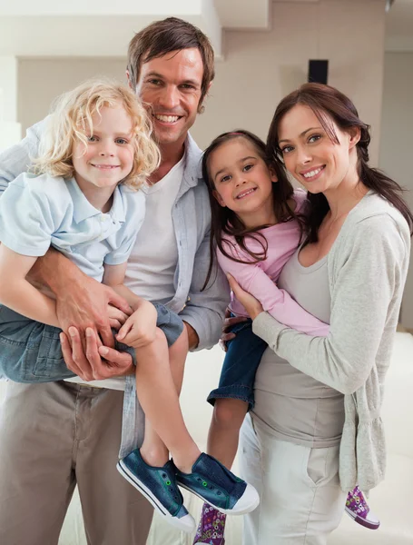Porträt einer Familie, die zusammen posiert — Stockfoto