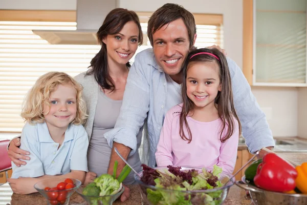 Familie bereitet einen Salat zu — Stockfoto