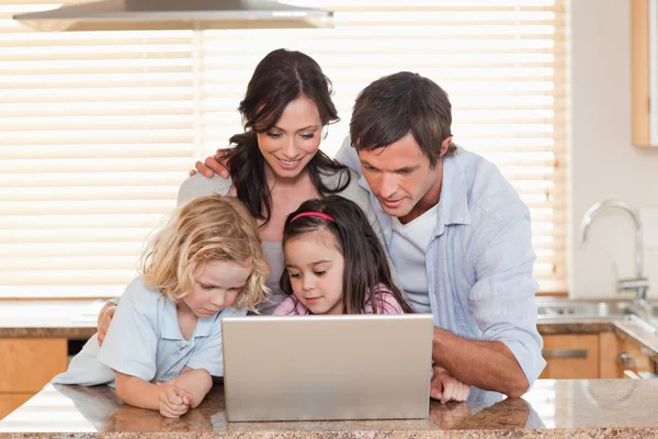 Family using a notebook together — Stock Photo, Image