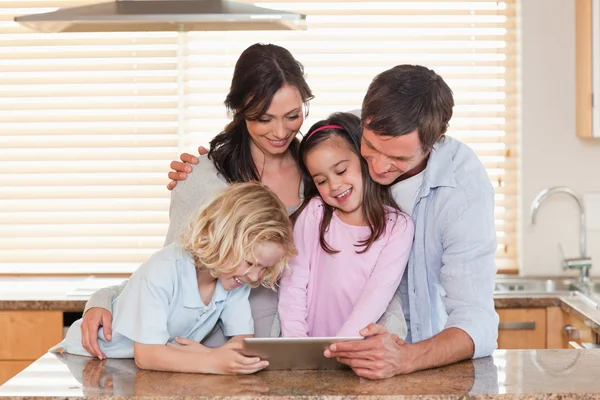 Familie nutzt gemeinsam einen Tablet-Computer — Stockfoto