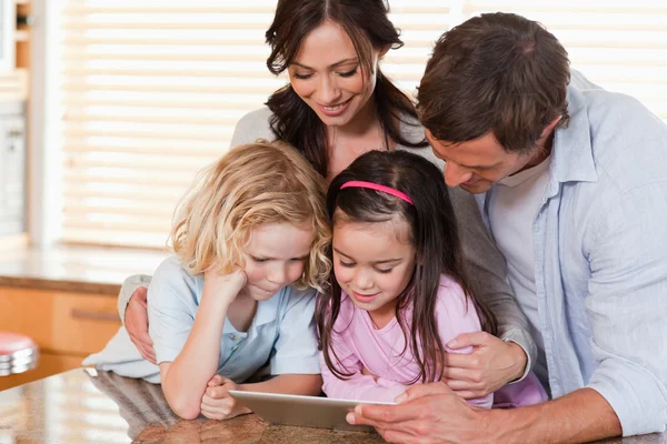 Lycklig familj använder tablet PC tillsammans — Stockfoto