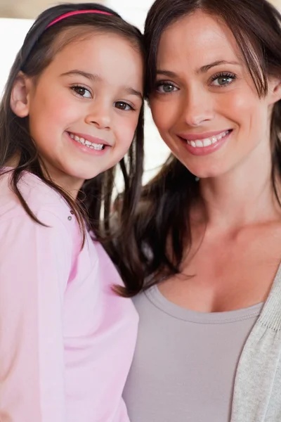 Portret dziewczyny i jej matka, stwarzające — Zdjęcie stockowe